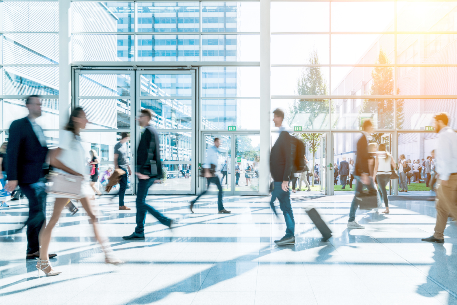 ビジネスパーソンたちが歩いている様子